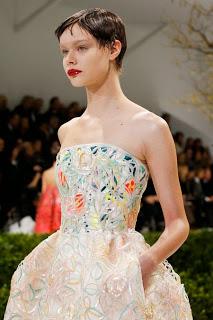 défilé dior haute couture printemps été 2013 robe corolle christian dior 1947 classique brodé de fleurs
