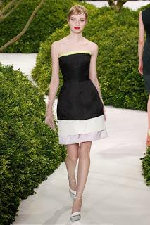 défilé christian dior printemps été 2013 robe corole dior noire et blanche structuré luxe