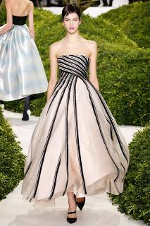 défilé haute couture dior printemps été 2013 somptueuse robe longie bustier de christian dior noire et blanche, modèle corolle