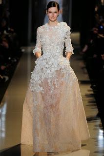 défile Elie Saab haute couture printemps été 2013 robe haute couture blanche brodée fleurs soie organza