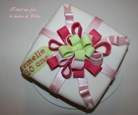 Gâteau comme un cadeau { gateau 3d } { gateau pate à sucre } il etait une fois