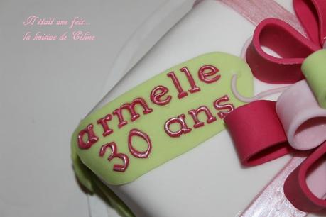 Gâteau comme un cadeau { gateau 3d } { gateau pate à sucre } il etait une fois
