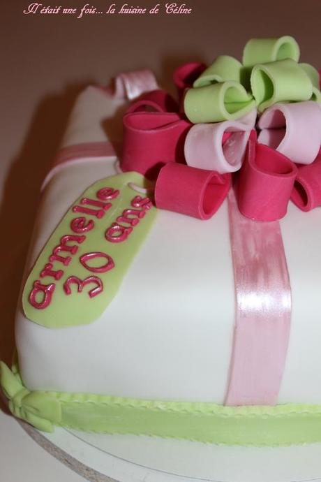 Gâteau comme un cadeau { gateau 3d } { gateau pate à sucre } il etait une fois