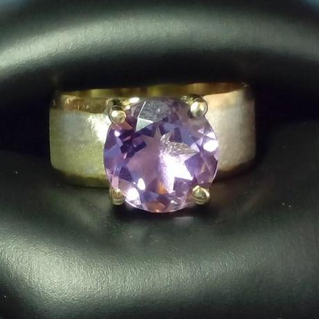 Création d'une bague originale en argent brossé, or 18 carats et pierre d'améthyste Création d'une bague originale en argent brossé, or 18 carats et pierre d'améthyste