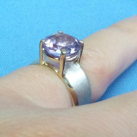 Création d'une bague originale en argent brossé, or 18 carats et pierre d'améthyste Création d'une bague originale en argent brossé, or 18 carats et pierre d'améthyste