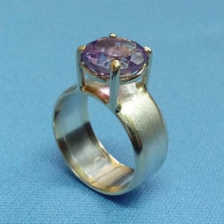 Création d'une bague originale en argent brossé, or 18 carats et pierre d'améthyste Création d'une bague originale en argent brossé, or 18 carats et pierre d'améthyste