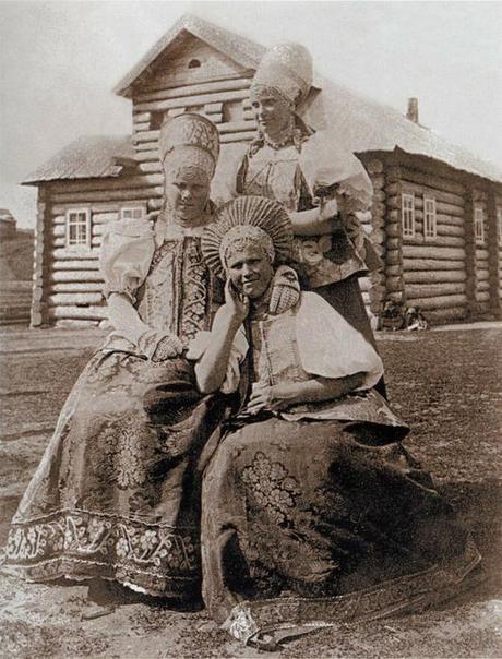 Photo ancienne, femmes en habits de fête