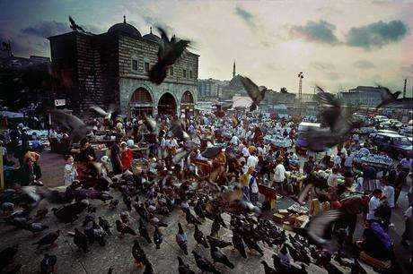 Vision sombre d’un Stambouliote sur sa ville Esplanade de la Yeni Camii - Eminönü - Istanbul - 1972