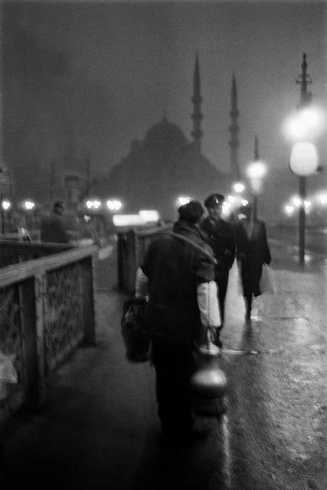 Vision sombre d’un Stambouliote sur sa ville Vendeur de salep dans la lumière du matin - Vieux pont de Galata - Istanbukl - 1957
