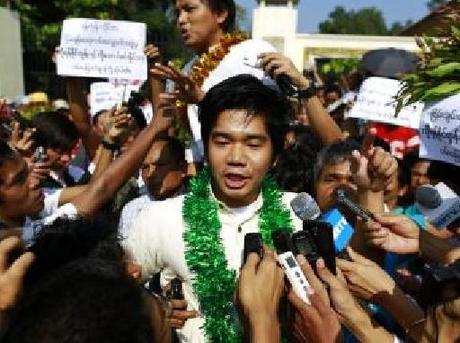 Bonne année 2014!  Libération des tout derniers prisonniers politiques birmans!