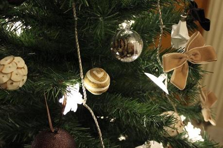 Une décoration de fête sous le signe du bois et de l'authenticité décoration de table boisée,sapin de noël,table de fête,authentique et naturel
