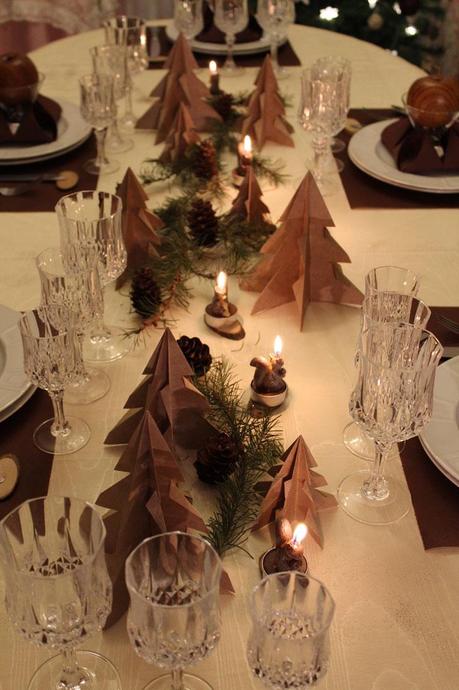 Une décoration de fête sous le signe du bois et de l'authenticité décoration de table boisée,sapin de noël,table de fête,authentique et naturel
