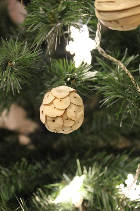 Une décoration de fête sous le signe du bois et de l'authenticité décoration de table boisée,sapin de noël,table de fête,authentique et naturel