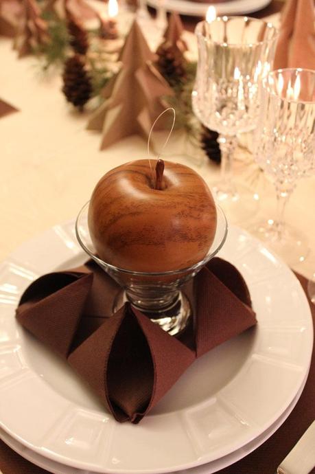 Une décoration de fête sous le signe du bois et de l'authenticité décoration de table boisée,sapin de noël,table de fête,authentique et naturel