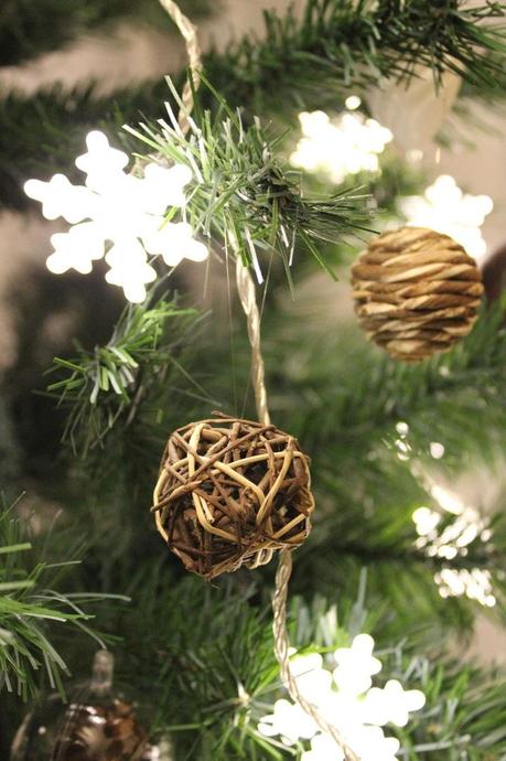 Une décoration de fête sous le signe du bois et de l'authenticité décoration de table boisée,sapin de noël,table de fête,authentique et naturel