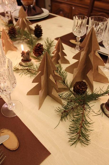 Une décoration de fête sous le signe du bois et de l'authenticité décoration de table boisée,sapin de noël,table de fête,authentique et naturel