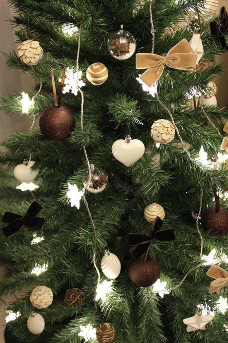 Une décoration de fête sous le signe du bois et de l'authenticité décoration de table boisée,sapin de noël,table de fête,authentique et naturel