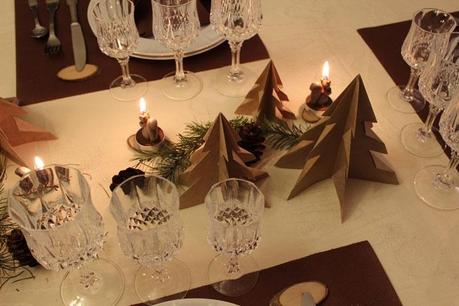 Une décoration de fête sous le signe du bois et de l'authenticité décoration de table boisée,sapin de noël,table de fête,authentique et naturel