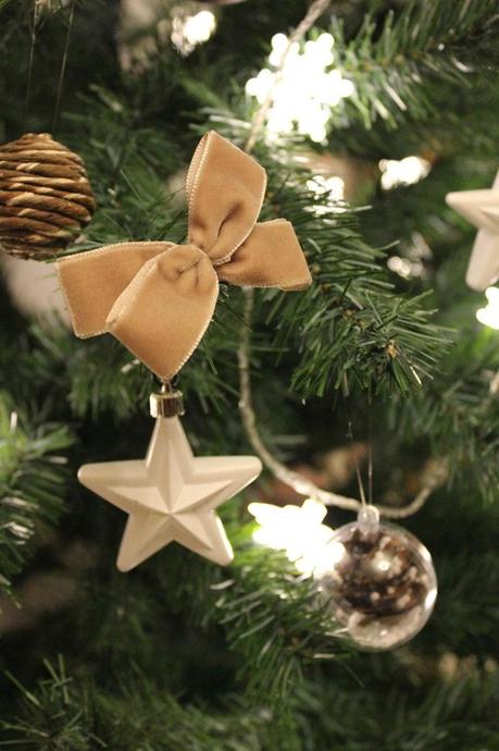 Une décoration de fête sous le signe du bois et de l'authenticité décoration de table boisée,sapin de noël,table de fête,authentique et naturel