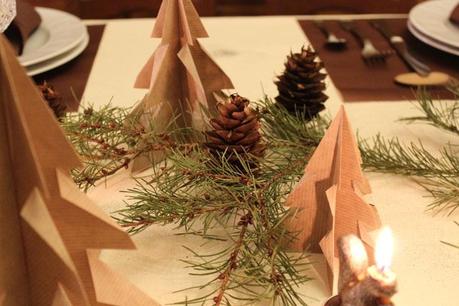 Une décoration de fête sous le signe du bois et de l'authenticité décoration de table boisée,sapin de noël,table de fête,authentique et naturel