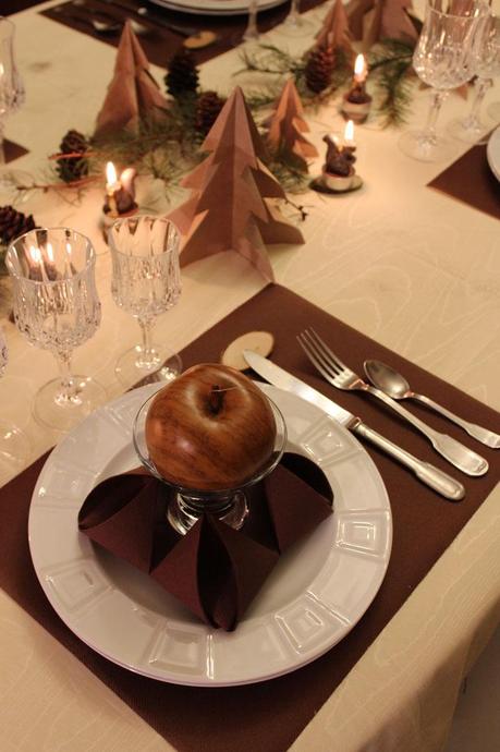 Une décoration de fête sous le signe du bois et de l'authenticité décoration de table boisée,sapin de noël,table de fête,authentique et naturel