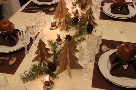 Une décoration de fête sous le signe du bois et de l'authenticité décoration de table boisée,sapin de noël,table de fête,authentique et naturel