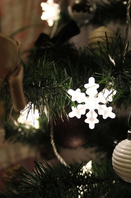 Une décoration de fête sous le signe du bois et de l'authenticité décoration de table boisée,sapin de noël,table de fête,authentique et naturel