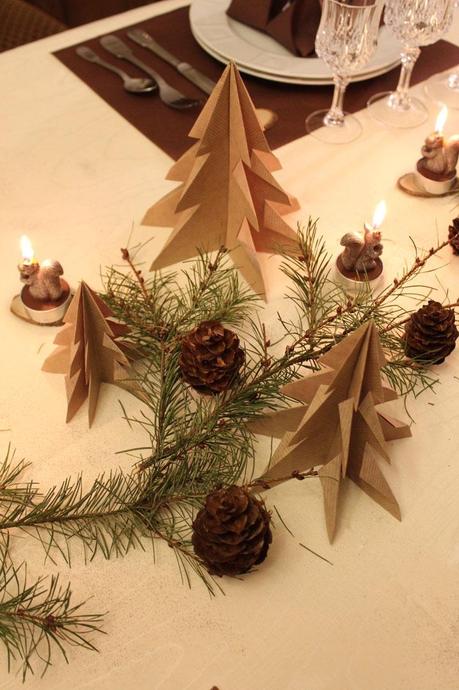 Une décoration de fête sous le signe du bois et de l'authenticité décoration de table boisée,sapin de noël,table de fête,authentique et naturel
