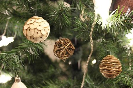 Une décoration de fête sous le signe du bois et de l'authenticité décoration de table boisée,sapin de noël,table de fête,authentique et naturel