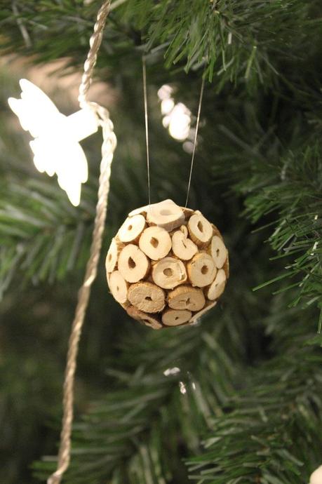 Une décoration de fête sous le signe du bois et de l'authenticité décoration de table boisée,sapin de noël,table de fête,authentique et naturel