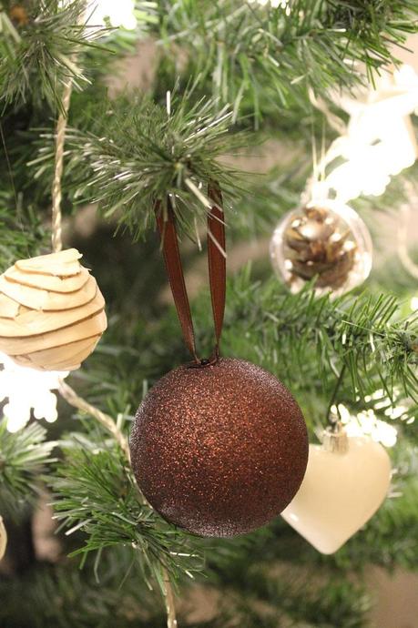 Une décoration de fête sous le signe du bois et de l'authenticité décoration de table boisée,sapin de noël,table de fête,authentique et naturel