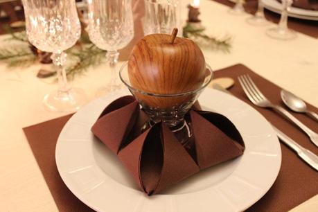 Une décoration de fête sous le signe du bois et de l'authenticité décoration de table boisée,sapin de noël,table de fête,authentique et naturel