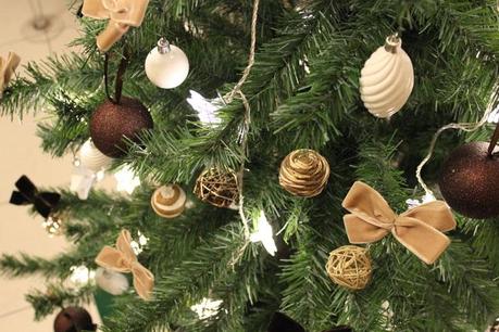 Une décoration de fête sous le signe du bois et de l'authenticité décoration de table boisée,sapin de noël,table de fête,authentique et naturel