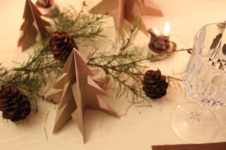 Une décoration de fête sous le signe du bois et de l'authenticité décoration de table boisée,sapin de noël,table de fête,authentique et naturel