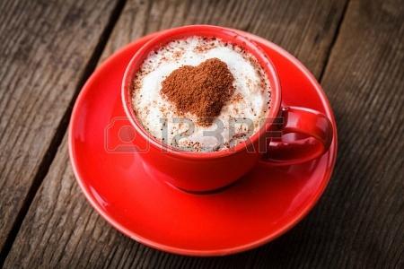 18647136-red-cup-avec-cappuccino-et-decoration-de-coeur-