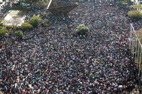 Dernière minute (06/01/2014) La violence déferle partout : on voit ici une foule entière mobilisée pour lyncher un arbre !