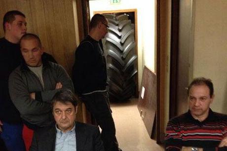 Dernière minute (06/01/2014) Comment foutre en l'air un réveillon : mais qui a eu l'idée à la con d'inviter un pneu géant ?