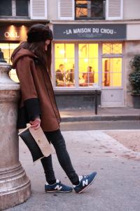 Lazy Happy Day postureappuyée au mur