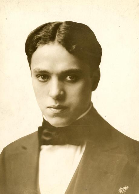 http://upload.wikimedia.org/wikipedia/commons/8/8e/Charlie_Chaplin_1912.jpg?uselang=fr