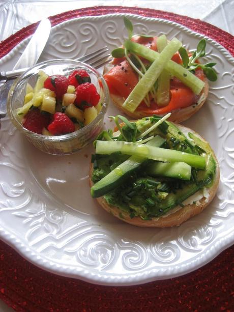 Déjeuner bagel et salade de fruits de lendemain de sushis