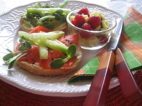 Déjeuner bagel et salade de fruits de lendemain de sushis