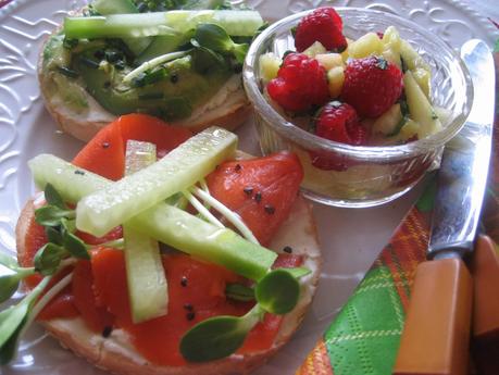 Déjeuner bagel et salade de fruits de lendemain de sushis