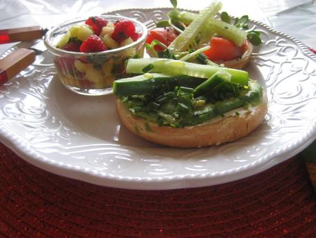 Déjeuner bagel et salade de fruits de lendemain de sushis