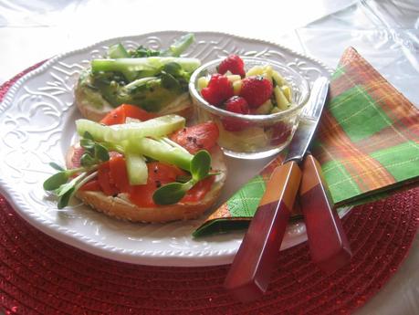 Déjeuner bagel et salade de fruits de lendemain de sushis