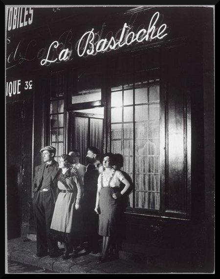 Exposition Brassaï à l'Hôtel de Ville de Paris 1932_La_bastoche_un_bar_rue_de_Lappe_Paris_Brassai_Collection_particuliere