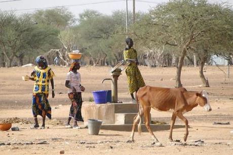 Scene_with_Women_at_Village_Well_-_Dori_-_Sahel_Region_-_Burkina_Faso.jpg