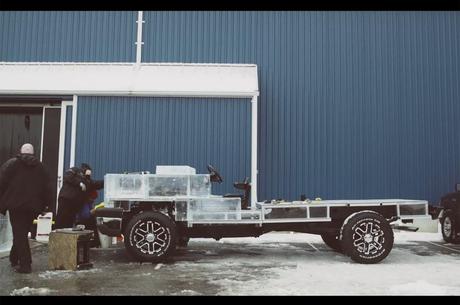 Un 4x4 Chevrolet construit avec de la glace