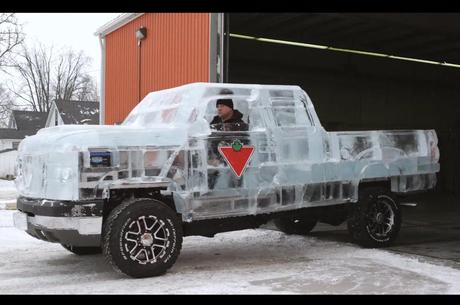 Un 4x4 Chevrolet construit avec de la glace