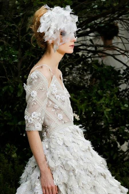 somptueuse robe de mariée haute couture dessiné par karl lagerfeld pour chanel. Robe blanche serti de diamant, de perles de cultures, de strass et brodé à la main. 