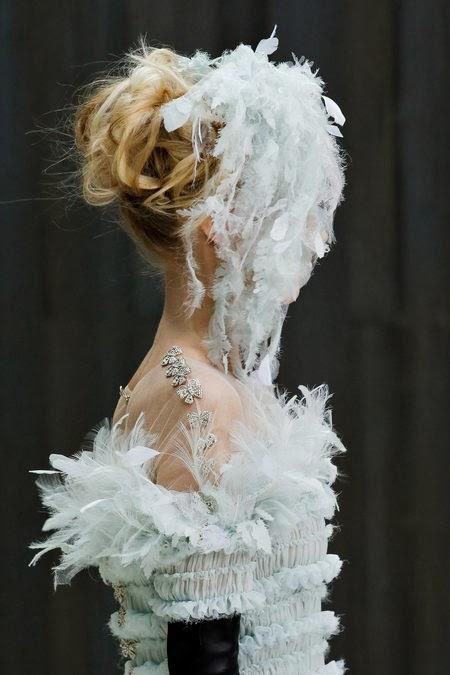 sublime robe de mariée haute couture de Chanel par Karl Lagerfeld. BLanche avec des plumes et de la mousseline de soie et des plumetis